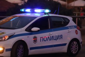 В офиса е имало пазач, който нападателите са заплашили. Няма данни да е пострадал при нападението, което е станало 30 минути след полунощ. Извършителите се издирват.