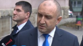 
Радев призова всяка институция и всяка партия стриктно да се придържат към закона.
