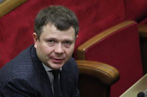 В страната си бизнесменът е обвинен, че е присвоил 113 млн. долара от украинската Финансово-кредитна банка, като по този начин е накърнил интересите на държавата и клиентите на банката. Според правоприлагащите органи срещу него са повдигнати и обвинения за пране на пари.

 