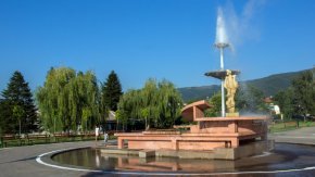 
Неговата майка, заедно с още две украинки с децата им, са настанени в къща за гости в Сапарева баня по правителствената програма в помощ на бежанците от войната в Украйна, като се заплаща по 10 лева за нощувка. Изхранването им е поето от Общината по социалния патронаж.