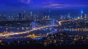
Представителите на туристическия бизнес в Турция по-рано се обявиха срещу въвеждането на тази такса с мотива, че това ще отслаби конкурентната позиция, която държавата има и в която, за разлика от други страни, досега не се плащаше туристическа такса.