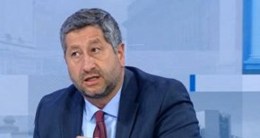 
Той призова ГЕРБ и ДПС да се включат в процеса и „да не бягат от него”. Иванов коментира, че днес има пореден кръг от консултациите за изработване на Декларация за национални приоритети. Според него отсъствието на тези партии показва, че те нямат никакво намерение да участват в усилие за създаване на правителство.