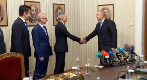 
Заявката на втората политическа сила е да търси вариант за съставяне на кабинет на малцинството, заедно с "Демократична България". 