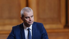 "Българското общество не вярва в бъдещето на България. Българският народ счита себе си за обречен", отбеляза лидерът на "Възраждане".