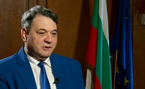 По случая с полицая, задържан край Пловдив, докато шофира бус с нелегални мигранти, Тодоров каза, че той не е спрян случайно.