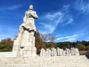 
Слово за героя ще произнесе вицепрезидентът Илияна Йотова.