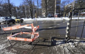 Проблемът на жълтите павета, на неподдържаните магистрали и на незаконните кабели-убийци е в некадърниците, които не си вършат  работата, г-н министър!", заяви председателят на СОС Георги Георгиев.

 