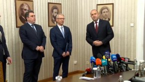 Номинираният от ПП за премиер Николай Денков върна неизпълнен мандата на президента Румен Радев.