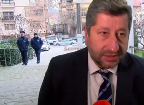 Лидерът на “Да, България” заяви, че подходът с реализацията на третия мандат трябва да бъде като този, при който “Продължаваме промяната” подходи с втория -  търсене на парламентарна подкрепа за програмни приоритети за управление.