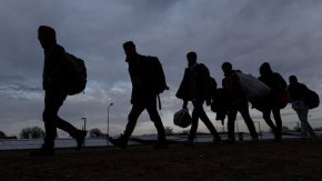 
Водачът на колата е мароканец с документ от бежанския център “Враждебна”. С него пътувала и жена му. Имало и пилотен автомобил. 