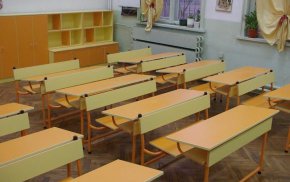 "Водеща е компетенцията на Министерство на здравеопазването и на местно ниво ще се прецени ситуацията и ще се избере коя от формите на организация на учебния процес да се приложи", информират от МОН.
