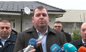 
Обектите от въпросния "златен гьол" са трите пункта за дезинфекция на автомобилите, които влизат от Турция в България. 