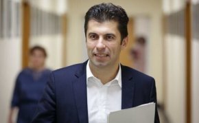 Съпредседателят на „Продължаваме промяната“ Кирил Петков заяви, че не може да има обединение с ГЕРБ в този му състав за третия мандат.
