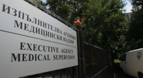 
Безжизненото тяло на детето останало около два часа в линейката, с която било откарано от мястото на катастрофата. Медиците твърдят, че са действали по протокол, в който е описано как трябва да се действа при настъпване на смърт в кола на Спешната помощ.