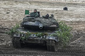 

Полски военни управляват танк "Леопард" по време на демонстрация на бойна стрелба на полигона в Нова Деба през септември 2022 г. (Омар Маркес/Getty Images)