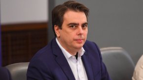 Един бивш министър на финансите, понастоящем депутат, втори ден отсъства от НС
