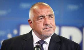 ”Какви са тези служителки с толкова будна гражданска съвест. Тази партия беше наш коалиционен партньор, някой трябва да поеме вината, че са се издигнали в политиката. Не се отричам от времето, в което сме били заедно”, подчерта той.
“Опорката им е "кал и каскети", и едва ли не, че ние им го причиняваме. Не сме виновни ние за злоупотребите”, коментира лидерът на ГЕРБ.