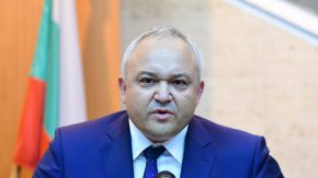 "Имаме уверение от турската страна за това и резултатите в крайна сметка ще бъдат оповестени публично, но смятаме, че това е част от пътя ние да разрешим трайно проблема с нелегалната миграция и днес дори обсъждахме това с моя гръцки колега, че подобни акции ще бъдат планирани и проведени включително и на територията на България и на Гърция, защото на трансграничната престъпност може да се отговори само по един начин - с взаимодействие".

