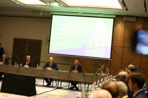 
Министърът на енергетиката Росен Христов представя новата енергийна стратегия на България до 2053, съобщава БНТ.