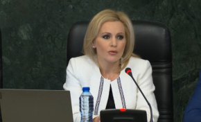 Прокуратурата обясни схемата за трафик на нелегални мигранти у нас. От неделя държавното обвинение и МВР започнаха акция „Хавала”. Само през вчерашния ден задържаните са шестима, а обвинения са повдигнати на още 92-ма души. За всеки един от тях ще се решава поотделно дали да бъде задържан, или не. Всички обвинени били по високите етажи на пирамидата, уточни говорителят на главния прокурор Сийка Милева.
