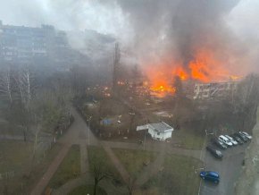 
Машината, на борда на която имало деветима души, се ударила в детското заведение преди да се разбие пред жилищен блок.
