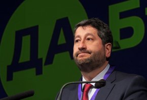 След като първо отричаше, после призна за 5 дарения от NEXO за общо 100 000 лв., сетне се разбра за 7 за общо 150 000 лв., Да, България, а не цялата коалиция Демократична България Обединение, в която влизат още Демократи за Силна България и Зелено движение, пусна нарочно съобщение по темата. 