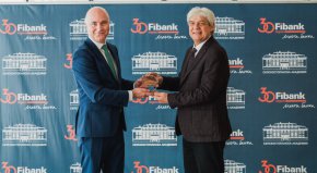 Главният изпълнителен директор на Fibank, г-н Никола Бакалов, връчи чек за дарение на председателя на Селскостопанската академия, проф. дн. инж. Мартин Банов