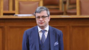 
Според него в парламента се е оформило мнозинство по стратегическите въпроси, но БСП е била първата партия, която се е разграничила от консенсуса за еврозоната.