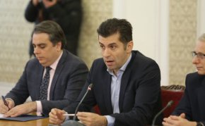 Националният съвет на "Продължаваме промяната" излезе с решение "да се въздържи от подкрепа към правителството с мандата на БСП, но да подкрепи националните приоритети от програмната декларация на ПП, които съвпадат с целите на новия редовен кабинет, в случай че бъде сформиран от другите политически сили".