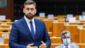 .

"Организираната престъпност не е това, което помним от 90-те години или от холивудските филми. Днес нейните главни действащи лица може да са спретнати и образовани младежи с правилни дипломи, които предлагат иновативни и модерни продукти", коментира той.
