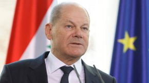 
Близо до това да обвини Вашингтон директно в протекционизъм с неговия Закон за намаляване на инфлацията, Шолц заяви, че възпрепятстването на конкуренцията в крайна сметка ще навреди на борбата с изменението на климата, тъй като ще потисне иновациите.