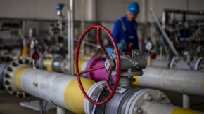 Някои експерти обясняват по-малките обеми с необичайно високите зимни температури, наблюдавани в голяма част от Европа, и с големите количества газ в подземните хранилища.
