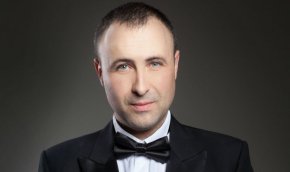 Руслан ще си партнира с Александра Сърчаджиева, Анджелика Джамбазова, Маргарита Хлебарова и Мартин Гяуров, а режисьор на спектакъла е Венцислав Асенов