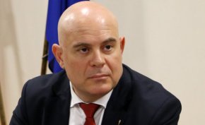 Гешев уточни, че в България няма закон за лобизма и няма възможност за проследяване. "Аз съм сигурен, че един такъв закон ще доведе до успех, но ние нямаме право на такова разследване“, заяви той в отговор на въпроси относно финансирането на "Демократична България" от страна на криптобанката.