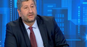 
Това, което е могло да се роди от инициираната днес среща на БСП, е просто връщане назад на страната и ние веднага след това го виждаме с опита за овладяване на Сметната палата