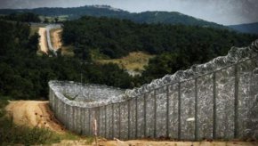 
Ден по-късно от Комисията повториха добре известната позиция, че Брюксел "не финансира изграждането на стандартна инфраструктура по границите си, която държи хора отвън".