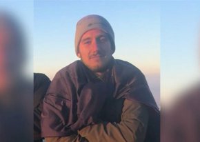  Автомобилът беше с разбит прозорец, това се е случило, още когато е бил в компания от четирима души, която впоследствие се разделя на по двама