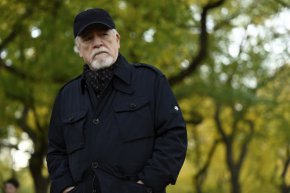 Всички от семейството очакват как ще изглежда животът им, след като сделката бъде завършена. 