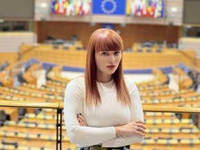 „Предстои ни интегриране на нашите музикални и творчески индустрии към стандартите на ЕС, но ние сме на прав път“, добави изпълнителката, която предизвика скандал в края на 2022, заради свои голи снимки върху паметник-костница край Перущица.

