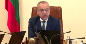 
„Най-добре управлява този, който е готов да се раздели (с властта) във всеки миг, и е воден от интересите на хората. Това е последното ни заседание за този мандат, да свършим още малко полезна работа”, призова министрите той.