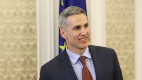 Сред представителите на бъдещата коалиция все още няма решение за име. Напомняме, че Петков и съпартийците му вече и лепнаха етикета “силите на доброто”, а от ДБ говорят за т. нар. „общ фронт” или ОФ.