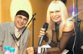 „Ако Лили реши, че има нужда от някои мои песни, то адвокатите ни могат да се срещнат и да намерят решение, което удовлетворява двете страни“, сподели композитора на Адаптация и Осъдени души.

 