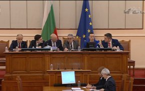 
Народните представители настояват властите да предприемат целенасочени мерки за борба с престъпленията от омраза във всички форми и проявления, както и да бъдат разкрити и наказани извършителите на нападението срещу Християн Пендиков.