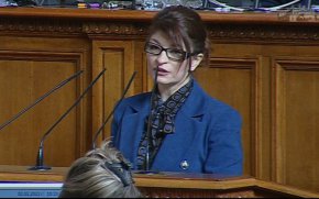 
Тя още веднъж подчерта, че само с диалог може да даде изход от ситуацията. “Кризата може да бъде решена с поставяне на опорни точки и отговори”, подчерта тя.
