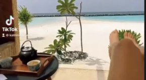 Актьорът Ненчо Балабанов заведе на Малдивите съпруга №2 Катрин Русева. Двамата вдигнаха сватба през септември, но чак шест месеца по -късно успяха да намерят време за задължителното пътешествие след венчавката.