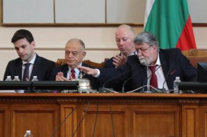„Това НС ще остане като парламент на хартията, на промените в Изборния кодекс, с които се узакониха законовите злоупотреби“, заяви на свой ред лидерът на ПГ на ПП Андрей Гюров. „Предстои ни да посочим цели, да знаем къде отиваме и какви са стъпките за тях“, каза още той.