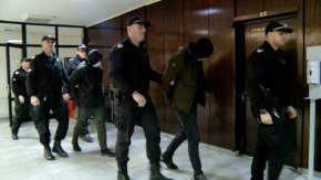 Предвид това опасността да извършат ново престъпление и да окажат влияние върху разследването е значително занижена, прие САС