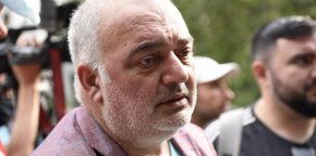 
"Присъствието вътре е безсмислено, ако няма този синергичен процес на хора с еднакво мислене, за да може да се води що годе равностойна битка. Няма никакво смаляване в ГЕРБ и ДПС. Нали виждате кои политически сили пътуват надолу". 