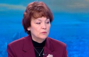 
Росица Матева подчерта също така, че организацията е започнала още вчера, когато президентът Румен Радев е издал съответните укази. От ЦИК са се свързали незабавно с печатницата на БНБ, изпратили са изискванията за хартията, а преди два дни са получили графика за доставянето на ролките за машини.
