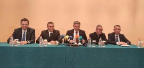 

От думите му стана ясно, че днес в партията са приели днес процедурните правила за номинации. „Ако господин Пеевски има достатъчно номинации, аз ще бъда настоятелен той да не се отказва да е кандидат за депутат от ДПС”, каза лидерът на ДПС и уточни, че през април 2021 г. самият Пеевски е имал много номинации, но е отказал участие.